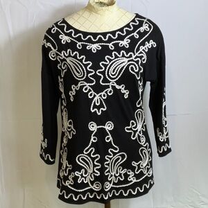 Lauren Michelle Black Top with White Appliqué size Small like new
